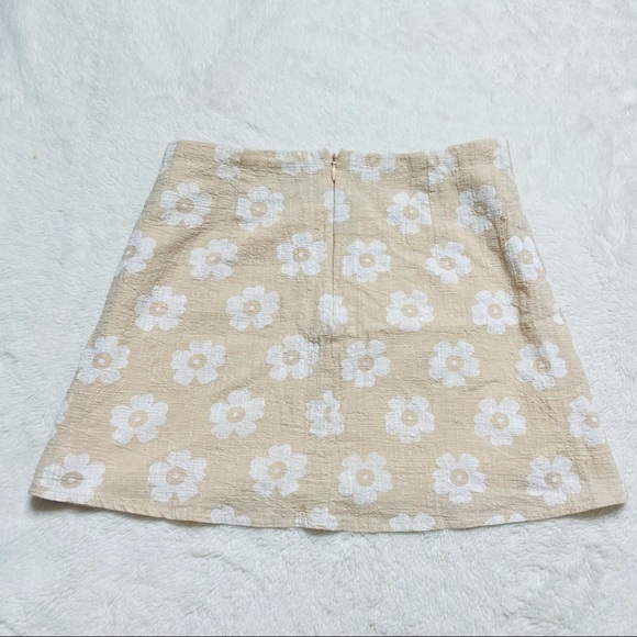 Princess Polly Beige Creme Shelly Flower - Picture 5 of 6